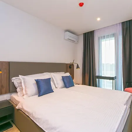 Deluxe Two-bedroom Near Center Apartment