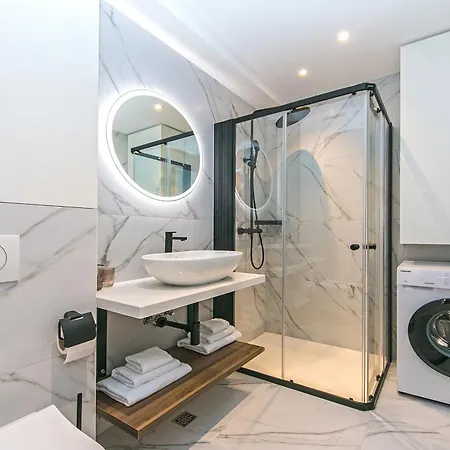 Deluxe Two-bedroom Near Center Makarska