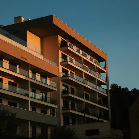 Deluxe Two-bedroom Near Center Apartment