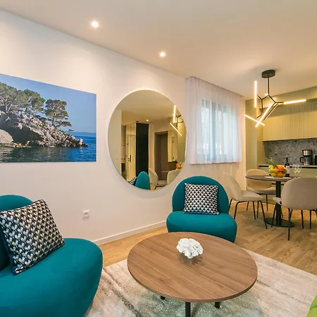 Deluxe Two-bedroom Near Center Apartment *