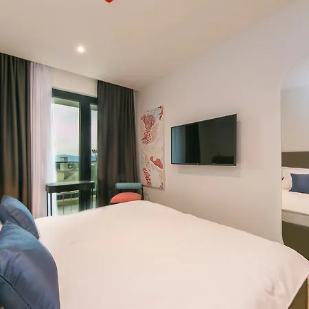 Deluxe Two-bedroom Near Center Apartment Makarska