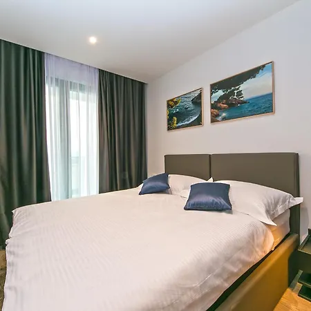 Deluxe Two-bedroom Near Center Apartment *