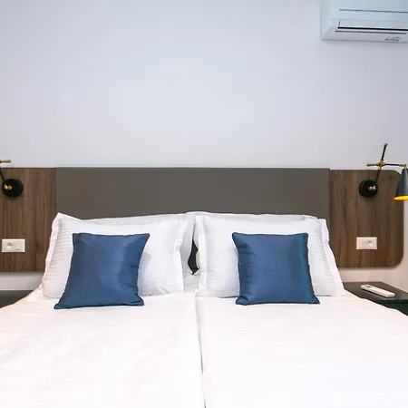 Deluxe Two-bedroom Near Center Makarska