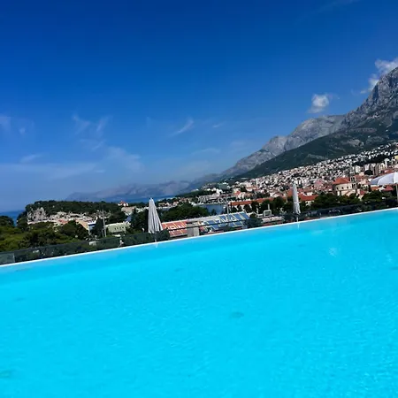 Deluxe Two-bedroom Near Center Apartment Makarska