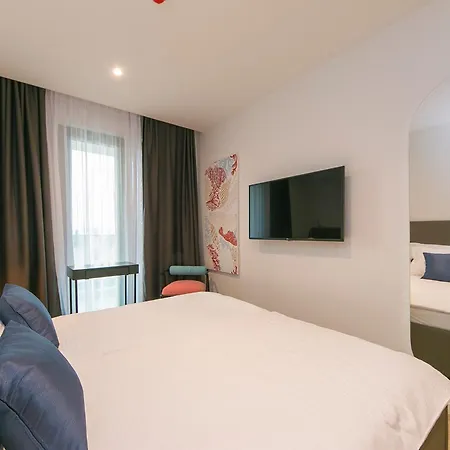 Deluxe Two-bedroom Near Center Makarska