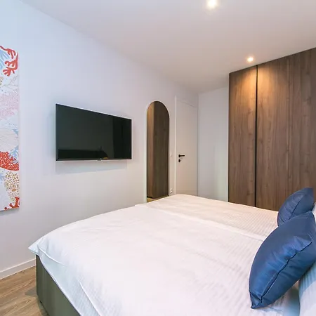 Deluxe Two-bedroom Near Center Apartment *
