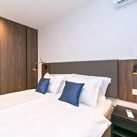 Deluxe Two-bedroom Near Center