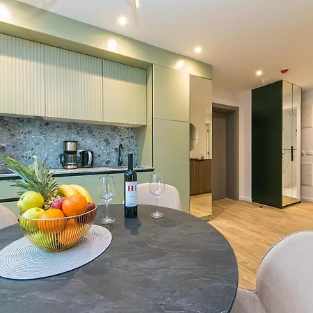 Deluxe Two-bedroom Near Center Makarska