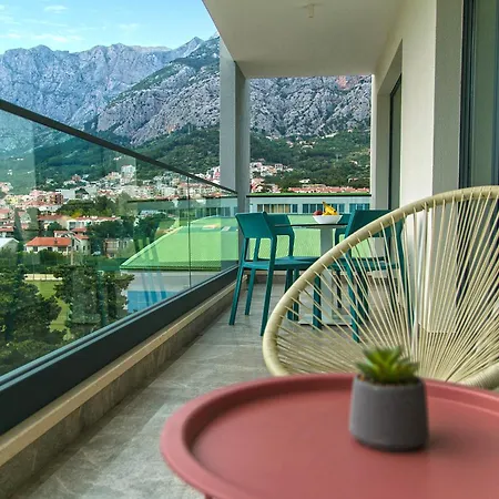 Deluxe Two-bedroom Near Center Apartment